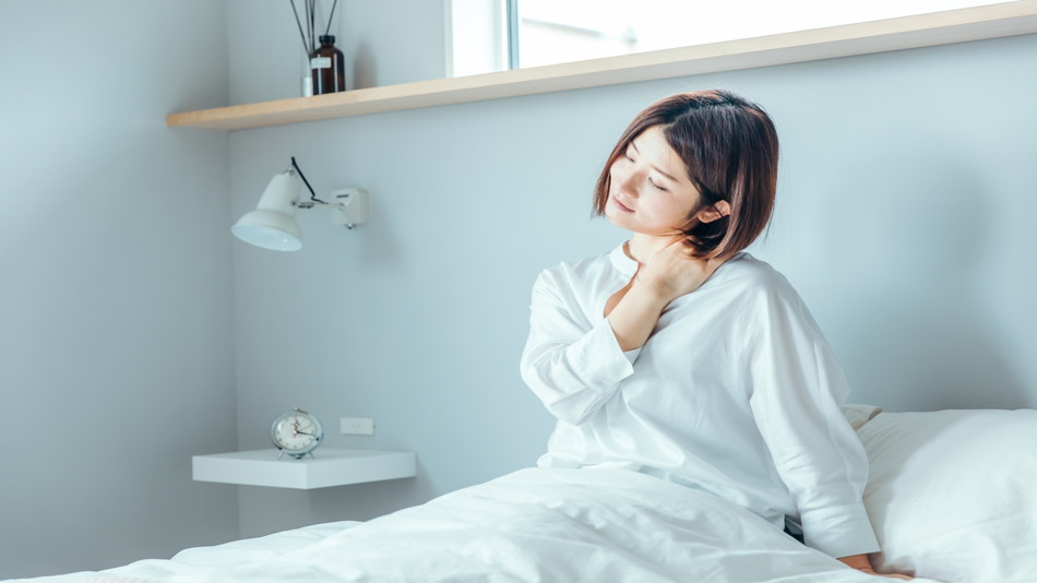 首・背中・膝の痛みが続く？症状の場所だけでなく身体全体から考える