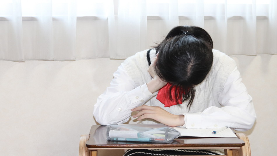 夜に寝ているのに昼間も眠い。ナルコレプシーと覚醒を保つ仕組み